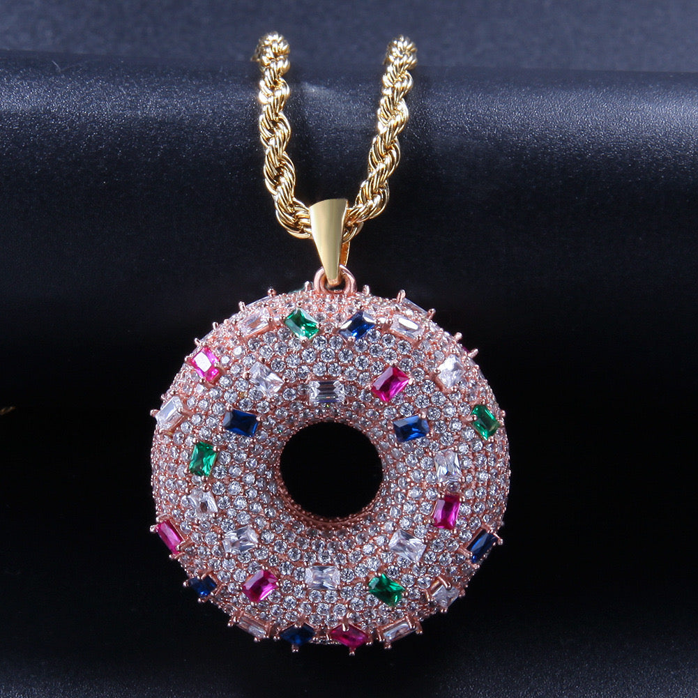 Pendentif donut en zircon incrusté de style hip-hop européen et américain, collier donut en zircon coloré, pendentif tendance pour couple unisexe