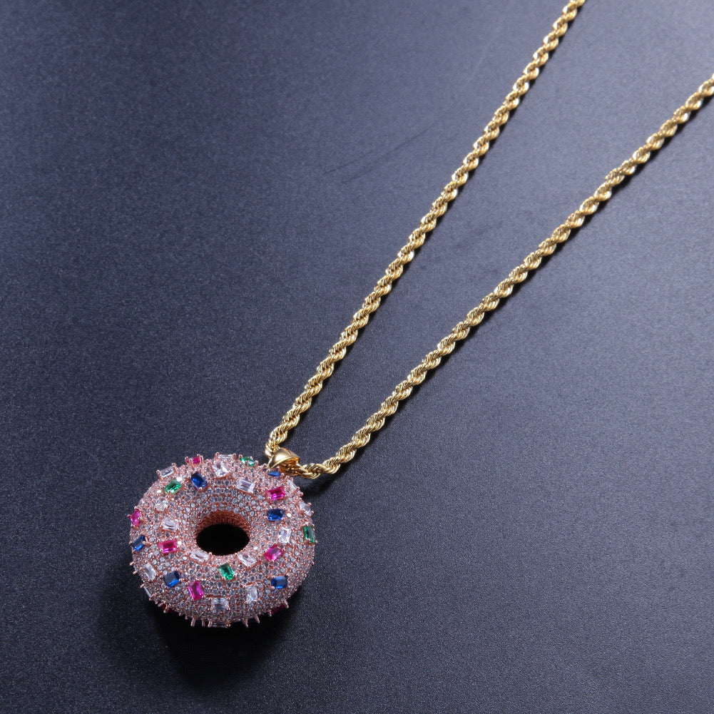 Pendentif donut en zircon incrusté de style hip-hop européen et américain, collier donut en zircon coloré, pendentif tendance pour couple unisexe