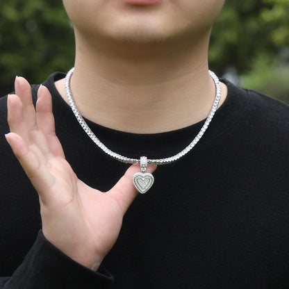 Concevez un collier pendentif en forme de cœur en sucre de roche, un collier pendentif en forme de cœur en zircon incrusté de cuivre léger de style hip-hop à la mode