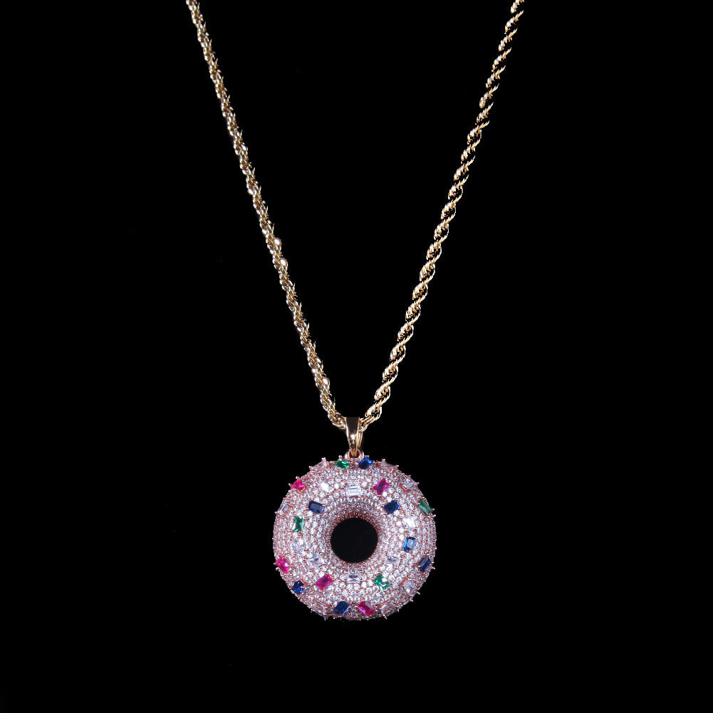 Pendentif donut en zircon incrusté de style hip-hop européen et américain, collier donut en zircon coloré, pendentif tendance pour couple unisexe