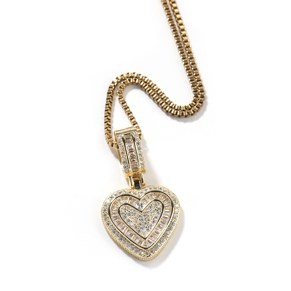 Concevez un collier pendentif en forme de cœur en sucre de roche, un collier pendentif en forme de cœur en zircon incrusté de cuivre léger de style hip-hop à la mode