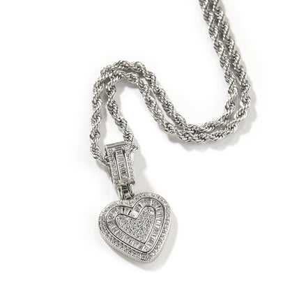 Concevez un collier pendentif en forme de cœur en sucre de roche, un collier pendentif en forme de cœur en zircon incrusté de cuivre léger de style hip-hop à la mode